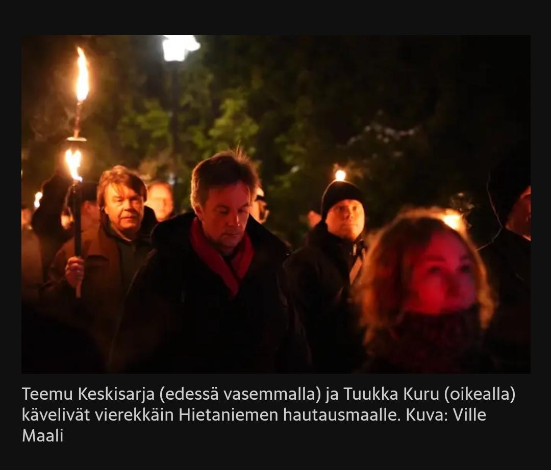 CoelThomas's tweet photo. Kansanedustaja Keskisarja käveli 612-natsimarssissa sinimustan liikkeen puheenjohtajan Tuukka Kurun vieressä.

Vastamielenosoittajien bannerin varastaneet ja polttaneet tekivät natsitervehdyksiä.

Persut normalisoivat fasismia Suomessa. https://t.co/zNUIr8txdI