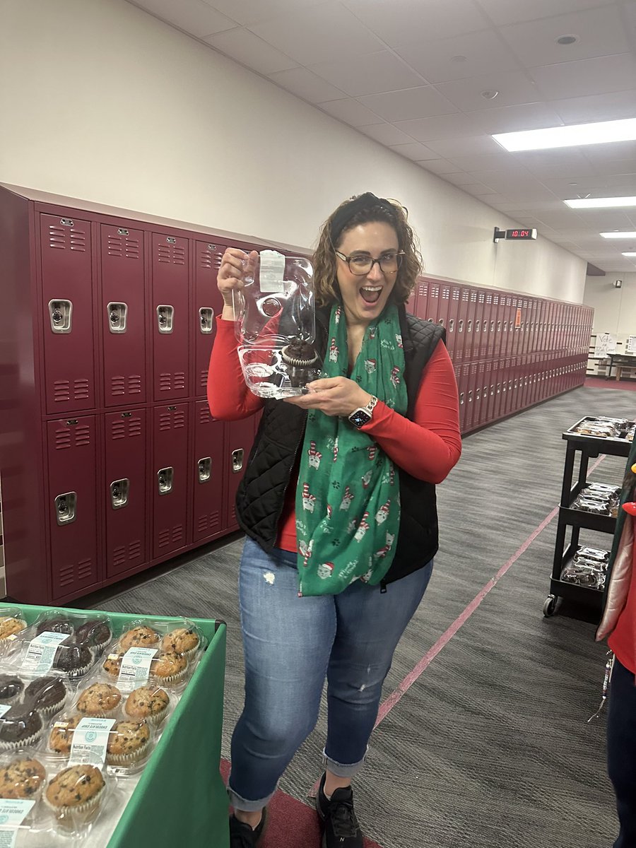 Athanasios Icossipentarhos (@icossipentarhos) on Twitter photo 🎶 Do you know the muffin man, the muffin man, the muffin man 🎶 Another fun treat delivery success for our teachers. #12daysofHolidayfun <a href="/FISD_PearsonMS/">Pearson Middle School</a> 🎶 Do you know the muffin man, the muffin man, the muffin man 🎶 Another fun treat delivery success for our teachers. #12daysofHolidayfun <a href="/FISD_PearsonMS/">Pearson Middle School</a>