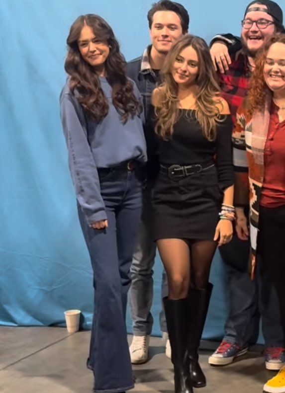 RandomHosie's tweet photo. Are we sure this isn't a manip? We are literally ten days away from December 16 anniversary and daylee just had their first picture together this close since like 2020?!? https://t.co/17bXhUkpXY