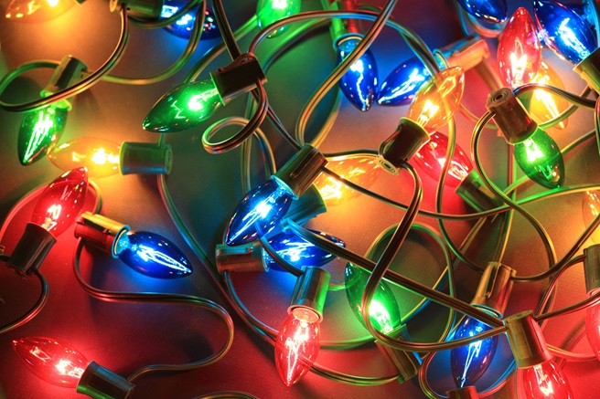 Edison_Electric's tweet photo. This holiday season, light up your home safely and efficiently with LED lights. 💡 Remember to inspect lights for damage, use timers, and keep them away from flammable materials.  Learn more:  https://t.co/dIc4k74aD6 https://t.co/lRN8GG60gY