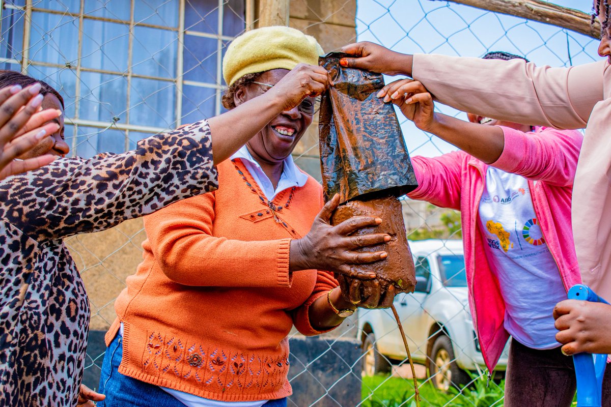 MugoAngelah's tweet photo. In 🇰🇪 @gnwp_gnwp spent the day with our partners @AfricaAmani women ♀️ and youth👧 commemorating thé 24 Anniversary of #R1325 by connecting peace 🕊️ + climate Action🌴
✅ Peace procession 🏳️
✅ Tree Planning🌳
✅Community CleanUp ♻️
✅ Informational system 🎒
#WPS4ClimateAction https://t.co/zqqKSAzhsh