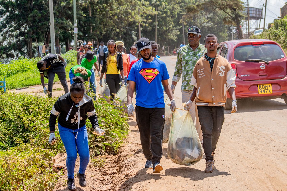 MugoAngelah's tweet photo. In 🇰🇪 @gnwp_gnwp spent the day with our partners @AfricaAmani women ♀️ and youth👧 commemorating thé 24 Anniversary of #R1325 by connecting peace 🕊️ + climate Action🌴
✅ Peace procession 🏳️
✅ Tree Planning🌳
✅Community CleanUp ♻️
✅ Informational system 🎒
#WPS4ClimateAction https://t.co/zqqKSAzhsh