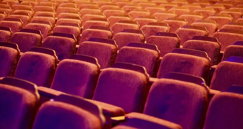 #THEATRE #REVIEW A Kiss For Cinderella <a href="/SpaceArtsCentre/">The Space</a> 'a heartwarming and funny theatrical experience. It captures the joy and escapism of a Christmas tale' ⭐️⭐️⭐️ thereviewshub.com/a-kiss-for-cin… #London