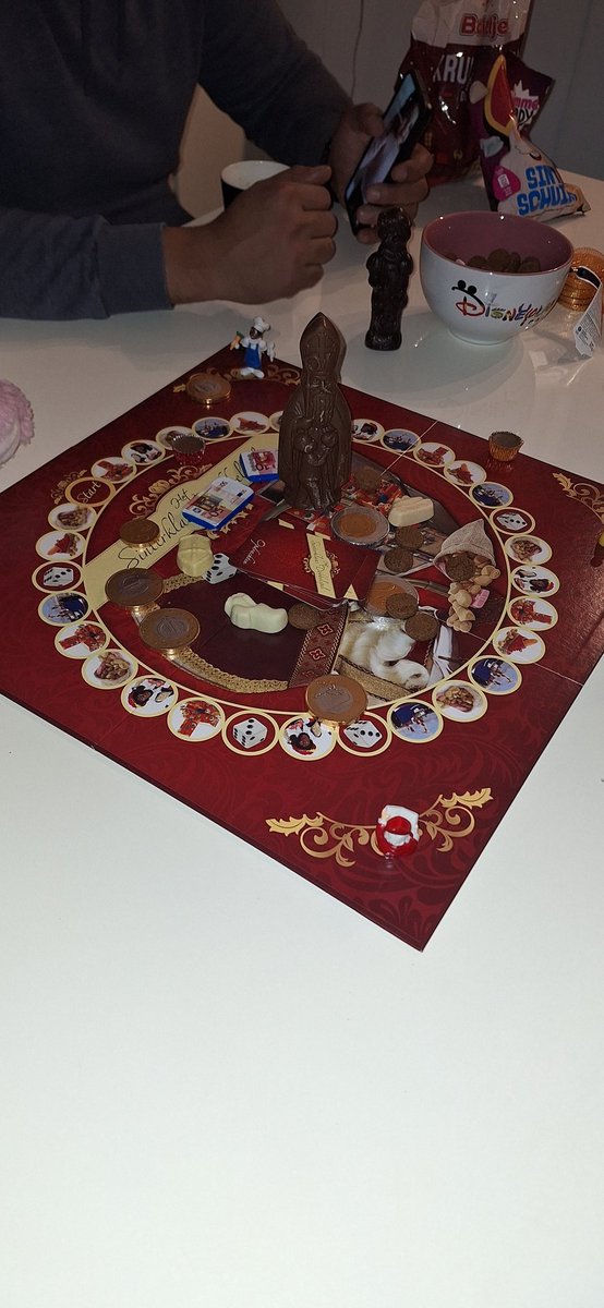 naath1991's tweet image. Sint is het land uit, maar wij zijn gezellig spelletjes aan het spelen. Liedjes zingen met mond vol lekkers, van plek wisselen en of cado afpakken met warme choco met slagroom🥰

#FamiliaParaSempre #schoonmoeders #schoonzusje #Sintspel #cadeautjes #gezelligheid