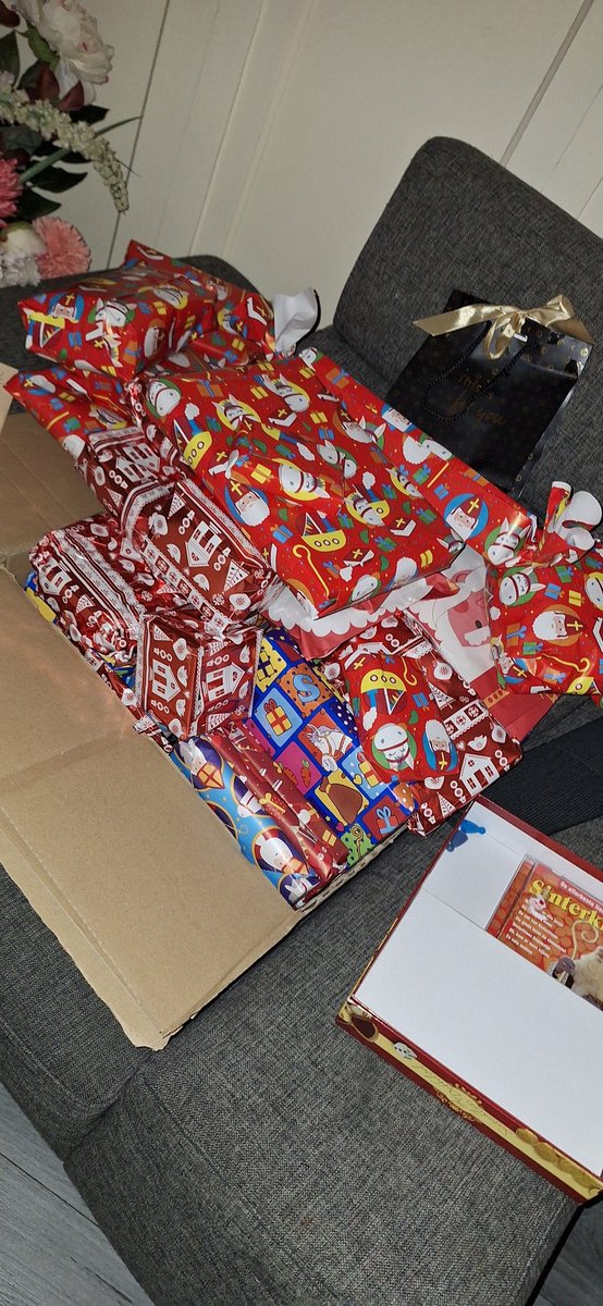 naath1991's tweet image. Sint is het land uit, maar wij zijn gezellig spelletjes aan het spelen. Liedjes zingen met mond vol lekkers, van plek wisselen en of cado afpakken met warme choco met slagroom🥰

#FamiliaParaSempre #schoonmoeders #schoonzusje #Sintspel #cadeautjes #gezelligheid