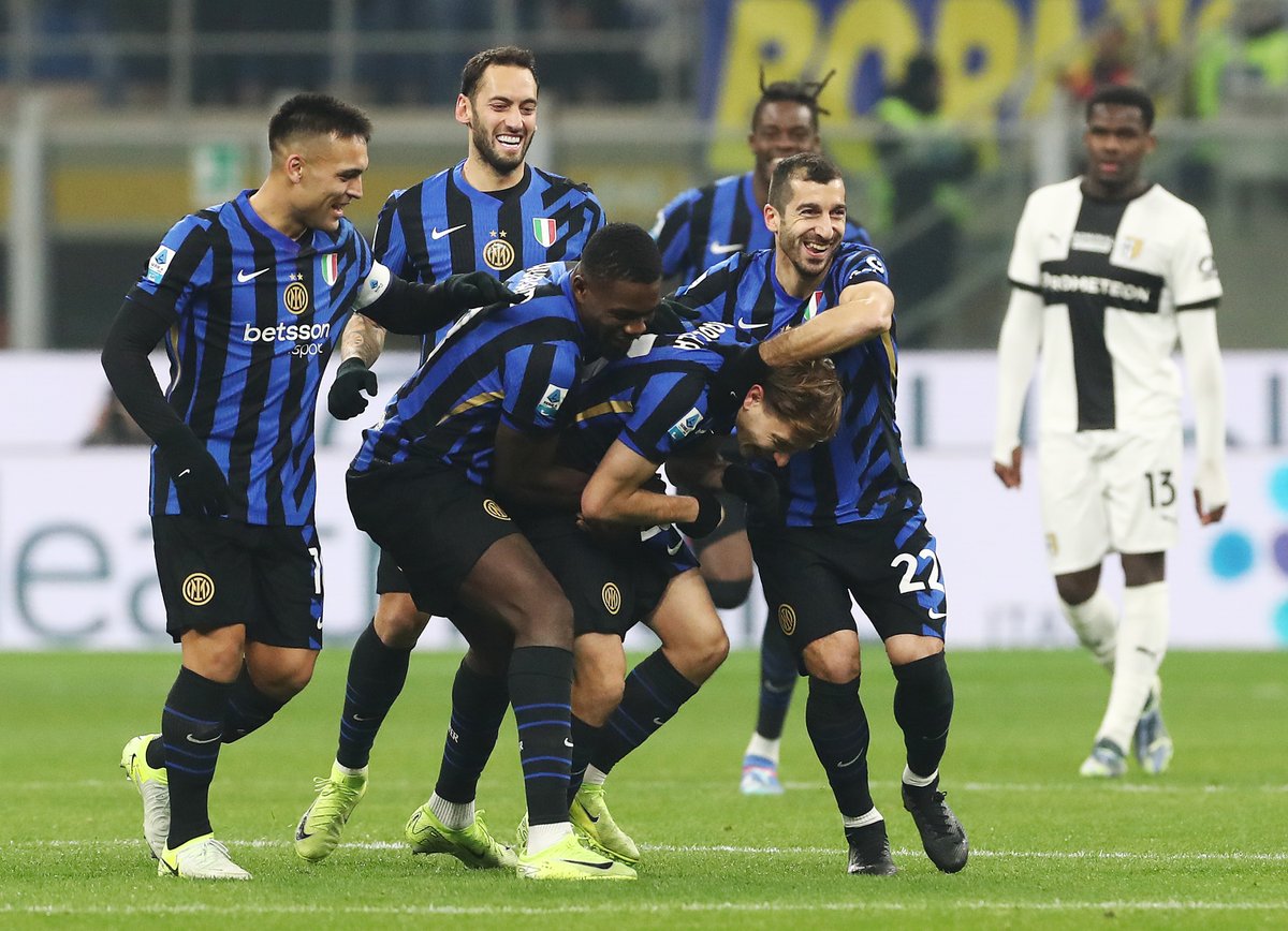 SerieA_EN's tweet image. All smiles at San Siro ⚫🔵

#InterParma