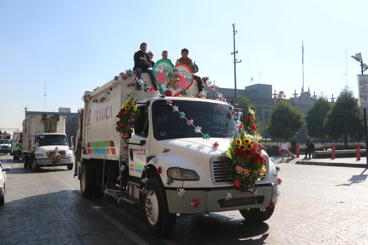JuanMacciseOfi's tweet photo. Fue un gusto saludar esta mañana a los compañeros de la Dirección de Residuos Sólidos en su tradicional desfile por la celebración a la Virgen y ver el entusiasmo con el que adornaron los camiones de trabajo para recorrer las calles de nuestra ciudad dando color y... (1/2) https://t.co/kvCetf3Kqp