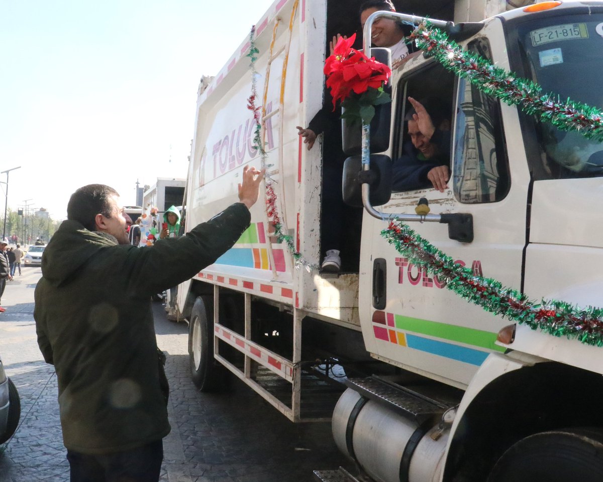 JuanMacciseOfi's tweet photo. Fue un gusto saludar esta mañana a los compañeros de la Dirección de Residuos Sólidos en su tradicional desfile por la celebración a la Virgen y ver el entusiasmo con el que adornaron los camiones de trabajo para recorrer las calles de nuestra ciudad dando color y... (1/2) https://t.co/kvCetf3Kqp