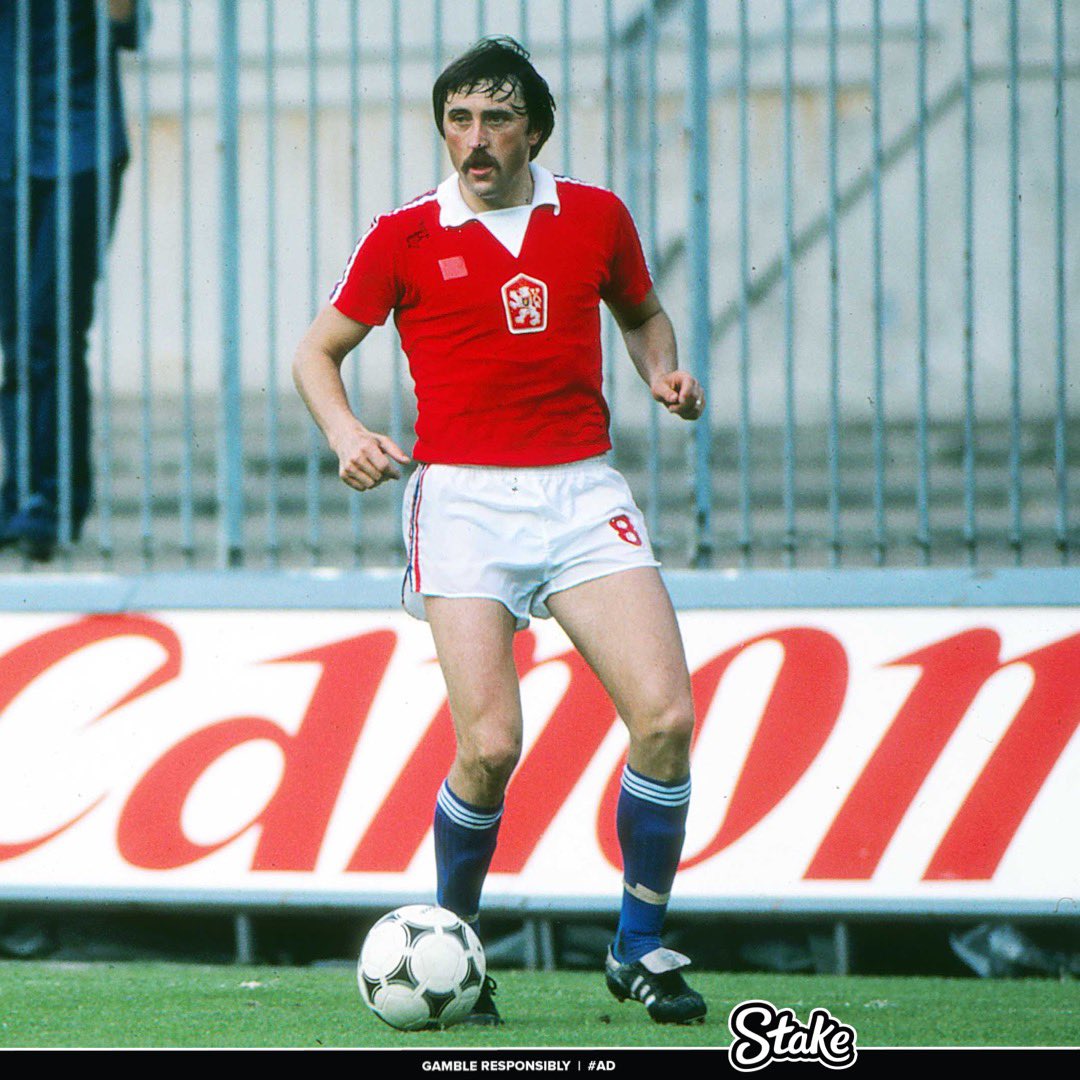 Antonin Panenka, the man who invented the coldest penalty takes

A thread 🧵 of best and worst panenkas of all time.
