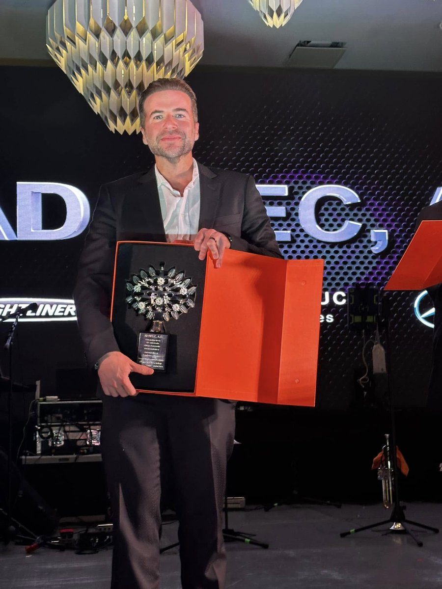 Flotillera's tweet photo. 👉🏽 En su 45 aniversario, #ADAVEC reconoció a distribuidores por su trayectoria y aportes al autotransporte.
🙌🏽 @Camiones_Rivera, @zapatacamiones, #CamionesOaxaca y #Gomsa 🎉🚛
@FreightlinerMex | @MBenzBusesMx | #TeamFlotillera https://t.co/XRbd8fqywy