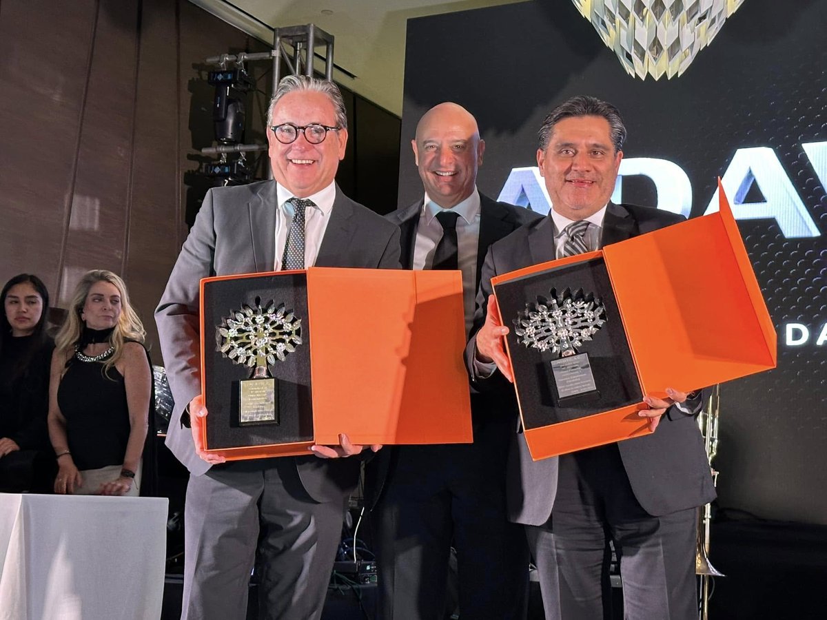 Flotillera's tweet photo. 👉🏽 En su 45 aniversario, #ADAVEC reconoció a distribuidores por su trayectoria y aportes al autotransporte.
🙌🏽 @Camiones_Rivera, @zapatacamiones, #CamionesOaxaca y #Gomsa 🎉🚛
@FreightlinerMex | @MBenzBusesMx | #TeamFlotillera https://t.co/XRbd8fqywy