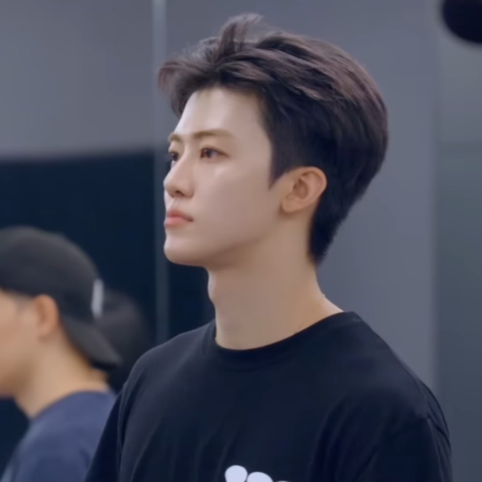 มะลิ งอนมาสามวันเต็มละ ดีกันได้ยัง

‘ไม่ อย่ามายุ่ง’

ก็บอกว่าไม่รู้จักโกโก้กลัว ครัวซอง มันบด แมวดำอะไรนั่นไง

‘ไม่รู้จักแต่บอกชื่อครบ’ 

หนูดูไง

‘หนูดูได้ แต่พี่ห้ามดู’