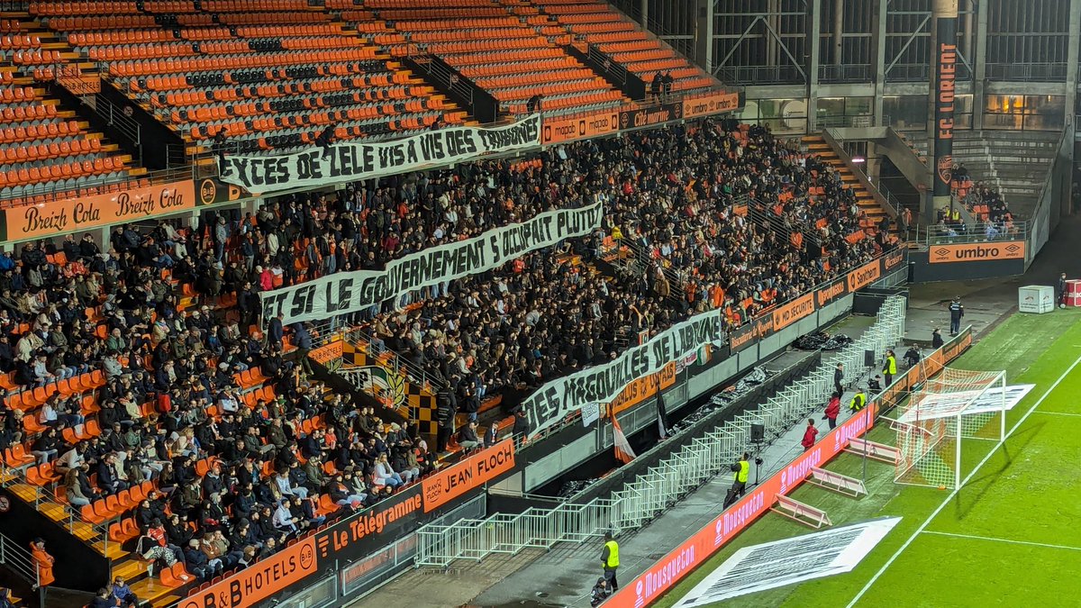 Gregchrbn's tweet image. « Excès de zèle vis-à-vis des tribunes, et si le gouvernement s&apos;occupait plutôt des magouilles de Labrune », banderoles des MU95 ce soir #FCLESTAC