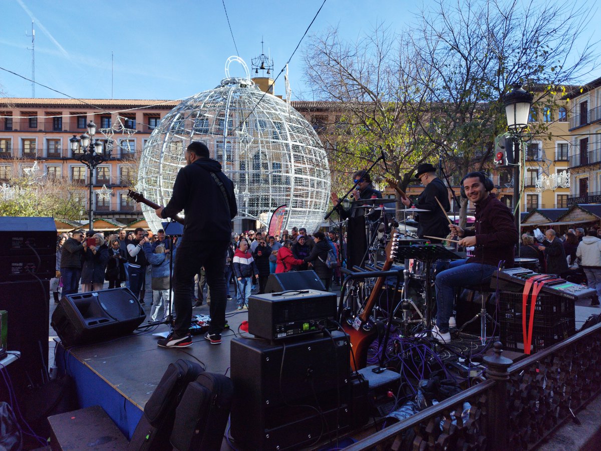 #Toledo #CascoHistórico #Vecineando 
La (estupenda) banda tributo "Hermanados"...
Fiesta del día de la #Constitución organizada por la Federación Asociaciones Vecinales Toledo "El Ciudadano" <a href="/FedAAVVToledo/">Fed. Asociaciones Vecinales de Toledo El Ciudadano</a>... 
Pza. Zocodover.