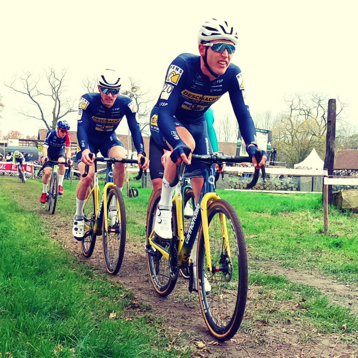 PodcastDeCross's tweet image. Luister naar @PodcastDeCross ‼️ Dit keer schoof @ArthurvDongen van @vismaleaseabike bij ons aan. Een gesprek over de cross en de weg! 👌🏻🎙🙌🏻 Ook belden we met de Belgische crosser Victor van de Putte! Een geslaagde podcast. Klik ➡️ open.spotify.com/episode/6GHCXS… 
#cyclocross #cxworldcup