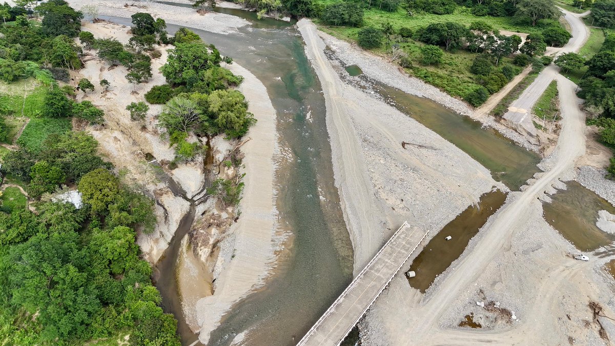 La administración de la Presidenta <a href="/XiomaraCastroZ/">Xiomara Castro de Zelaya</a> ha estado presente a través del <a href="/GobiernoHN/">Gobierno de Honduras</a> central atendiendo la emergencia causada por la temporada lluviosa. Hemos logrado reencauzar el río San Marcos y habilitar el vado aledaño al puente en la comunidad de Los Perritos, en