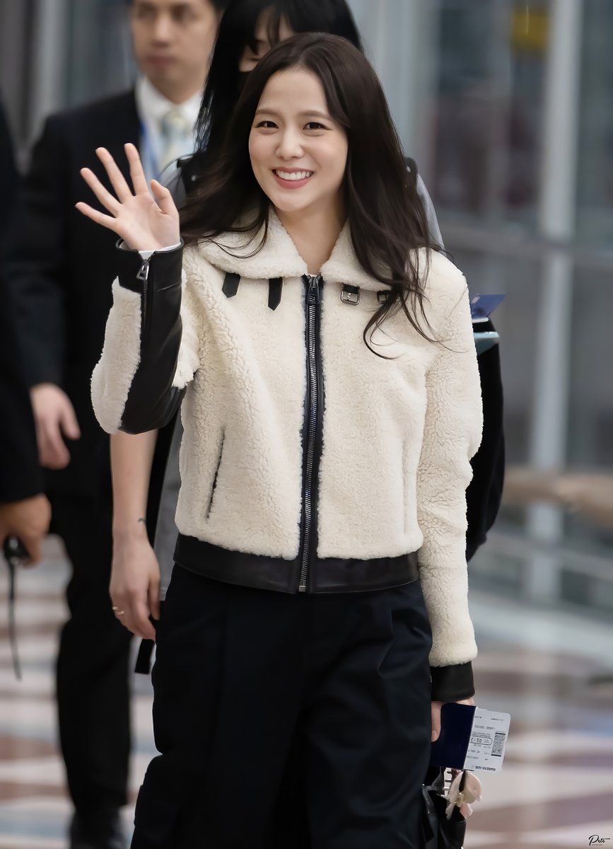 Pete_309's tweet photo. [Pic] 241207 #JISOO at Suvarnabhumi Airport (16P)
HQ Link : https://t.co/c8hjdWXbPu
JISOO AT DIOR GOLD HOUSE 
#ประเทศไทยสวยขึ้นเพราะมีจีซู https://t.co/S5wE39AEm9