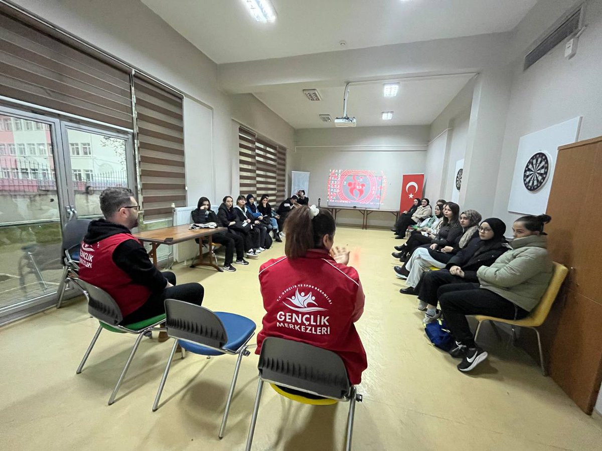 GSB_CaycumaGM's tweet photo. 5 Aralık Dünya Gönüllüler Gününde gençlik merkezimiz gönüllü gençleri ile bir araya geldik. Bol sohbetli, salepli ve eğlenceli müziklerin olduğu mükemmel bir akşam geçirdik. Her anımızda yanımızda olan gönüllü gençlerimize teşekkürü bir minnet biliriz. 😇🌸😍 https://t.co/OOtKUwIMp1
