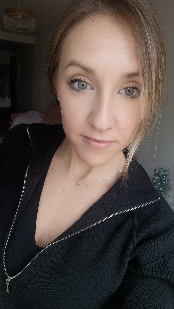 Siente mucho, siente por todo, tan fuerte que a veces duele, tan real que asusta, tan de verdad que no se entiende.
No atiende a normas, solo atiende a latidos, los suyos propios.
Ama sus rarezas y no le importa que para otros sea diferente.