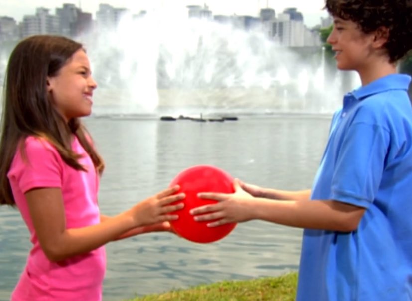 18 anos se passaram e até hoje nenhum final de novela superou o final impactante de #AlmaGêmea! 

A seguir uma thread com os principais acontecimentos do icônico último capítulo da novela que será reexibido hoje na Globo 🧶🌹🔥