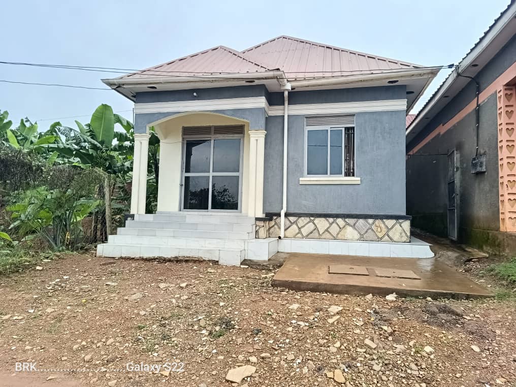 shukranproperty's tweet photo. House on quick sale
Located at kireka-Bira after Bulenga
#2bedrooms,sitting & dinning rooms, bathroom, toilet and kitchen
Selling Price #42m slightly negotiable
Call 0706592177
Bobi wine mpuuga Sophie obunuzi https://t.co/PizQ0SqLp4