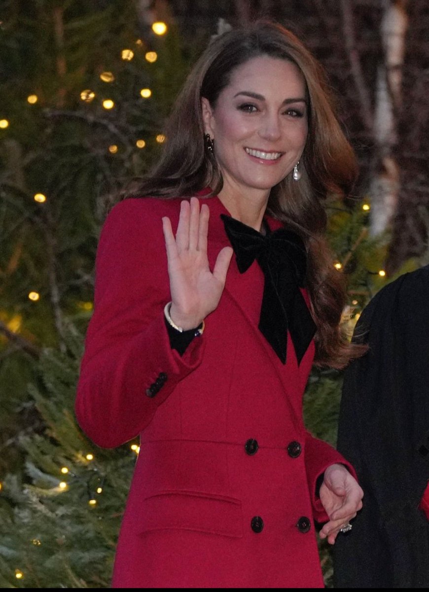 EvaEldridge99's tweet photo. Hey Royalists, 
Can we all agree that THIS is the authentic lovely Princess that is deserving to be seen in our timeline (instead of the temu-who crashes other people's party just to walk their red carpet🤦)

The beautiful Catherine, Princess of Wales♥️🥰🤩 https://t.co/JW83yGmKr2