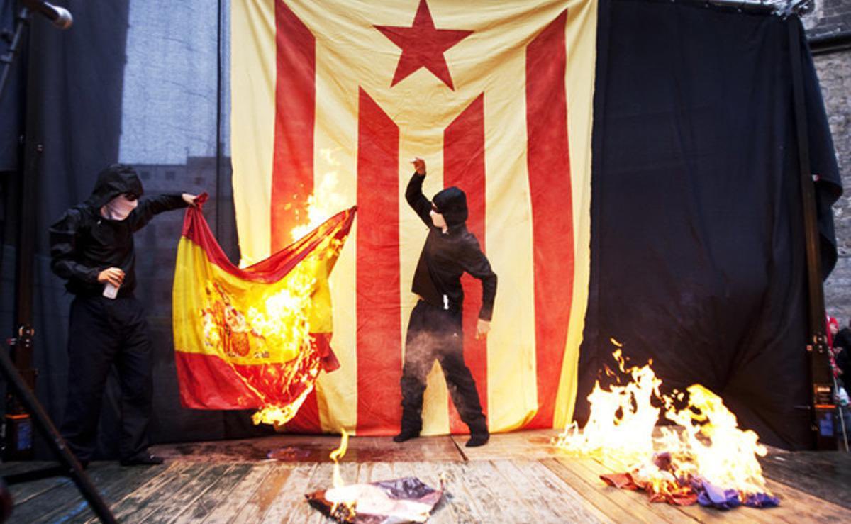 Arran_jovent's tweet photo. 🔥 6 de desembre, res a celebrar!

La constitució espanyola ha servit per blindar el pilar fonamental de l'estat espanyol: la unitat d'Espanya. Que cremi la constitució, la bandera, i la farsa de la transició! https://t.co/lNIuICCkSP