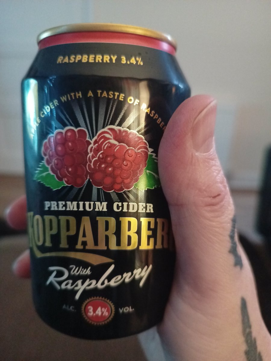 dragontatlisa's tweet photo. Cheers awbdy.....this is the most lushest of them all!! 😁🍻🍻🍻 #Kopparberg #Fridayinnit https://t.co/ajSTsj1bUS
