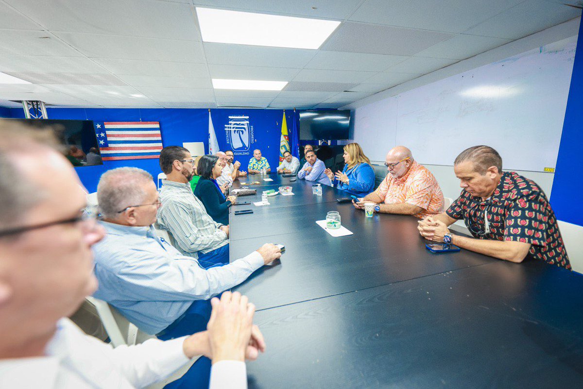 Jenniffer's tweet photo. Reunida junto al portavoz PNP y próximo presidente de la Cámara de Representantes, Carlos “Johnny” Méndez y representantes incumbentes de la delegación de nuestro partido. https://t.co/12jMOTRUrL