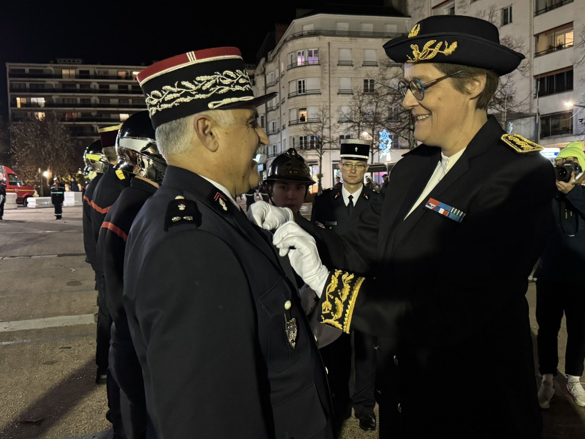 #célébration | La préfète a présidé la cérémonie de la Sainte Barbe à Périgueux, en présence des autorités.  

👏 Elle a remercié les sapeurs-pompiers qui s’engagent pour la sécurité des Périgourdins et remis des médailles à ceux qui se sont distingués par leur bravoure.