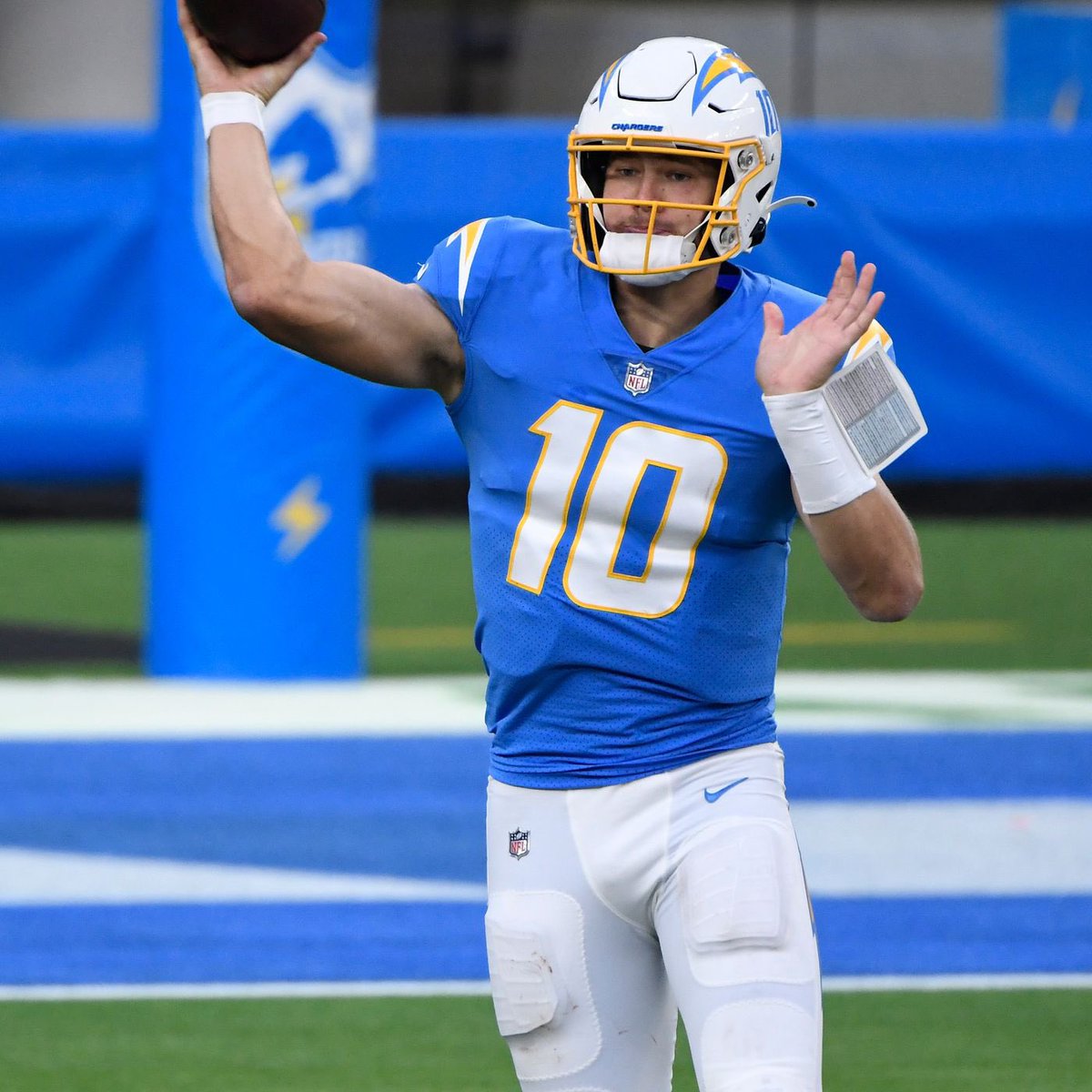 MLFootball's tweet photo. LEGENDARY: #Chargers QB Justin Herbert has gone 11 games without an interception, joining Tom Brady with the LONGEST STREAK IN NFL HISTORY WITH THROWING AN INT.

🤯

J-HERB IS ON PACE TO BE AN ALL-TIME GREAT. https://t.co/A2nFWadEcf
