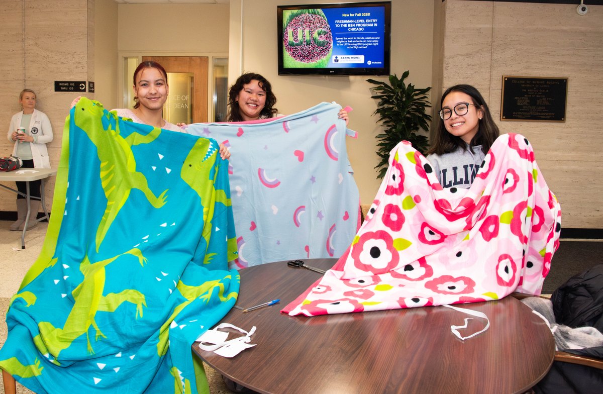 UICnursing's tweet image. It's time for final exams! And our College of Nursing Student Council and chapter of the Sigma Honor Society joined forces on an event to help #UIC Nursing students de-stress before their those tests! #nurseUIC