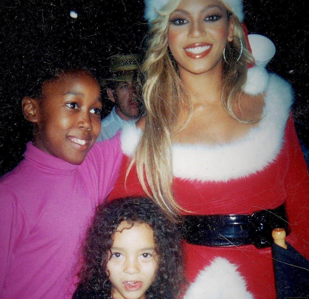 archivalbey's tweet photo. Beyoncé on set of the “8 Days of Christmas” music video (2001) https://t.co/W1DCdxNR1W