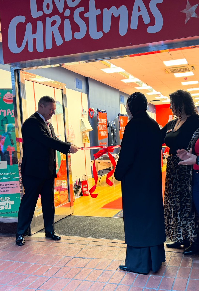 ExodusYWUK's tweet photo. Our Love Christmas Hub opened today filled with people from across our community. @BishopAngaelos @EmmaSupple @THANNA81 

Raising funds to make 1400 #bagsofkindness 

You can support here - https://t.co/nUM2AjK0tm https://t.co/Xx368rViGI