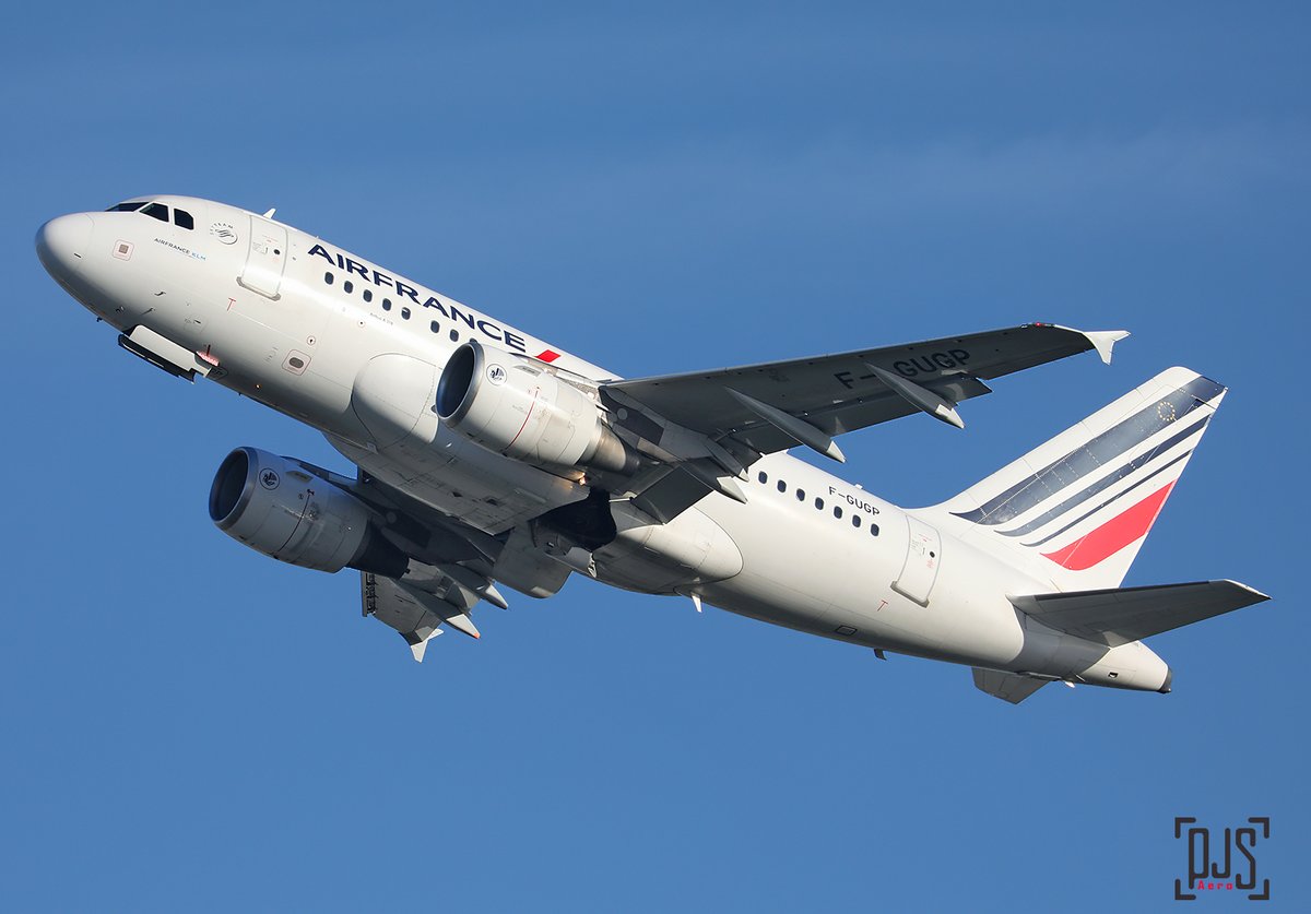 Peter_Smithson's tweet photo. The A318's days are definitely numbered now in Europe. Tarom withdrew their fleet of 4 aircraft which just leaves a very small handful of Air France examples. F-GUGP a 2006 built example is seen departing @HeathrowAirport yesterday morning. #A318 #Airbus318 https://t.co/WHZyZnwjXP