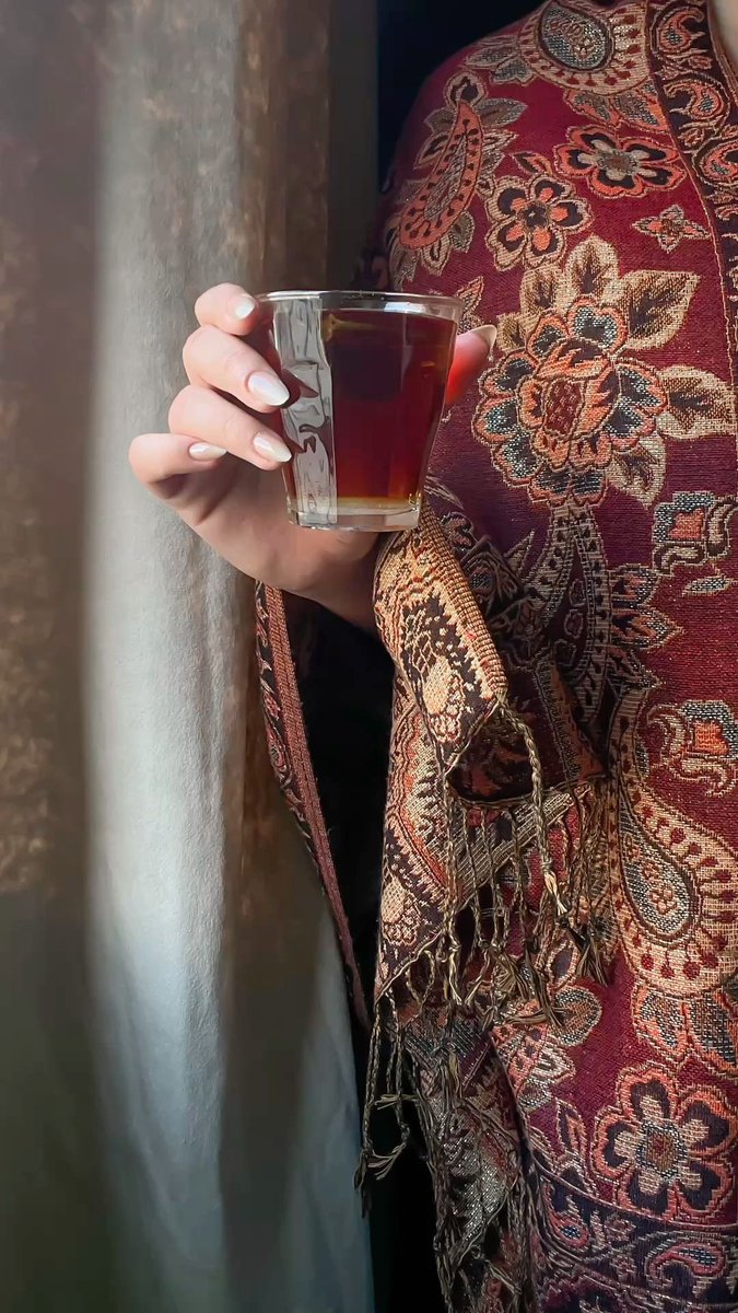 يوم كل غيدٍ بـ الكشميري تباهى بـ شالها ،
والله إنك أجمل من على الكتفيـن شَالـه❤️