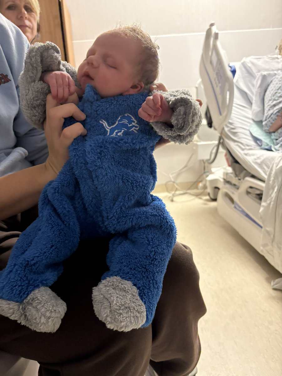 JenkinNoah's tweet photo. @Lions Our daughter Amelia came a few days early to see her lions beat the packers on her birthday! https://t.co/ikYfCJBBvp