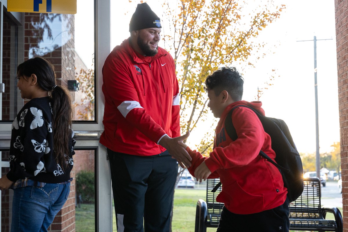 UCMFootballTeam's tweet photo. Starting off day 2️⃣ in Corsicana for the @HeritageBowl with High Five Friday  for Corsicana elementary and intermediate school students!

#teamUCM x #MissionOriented https://t.co/3NTBo0Y0Yw