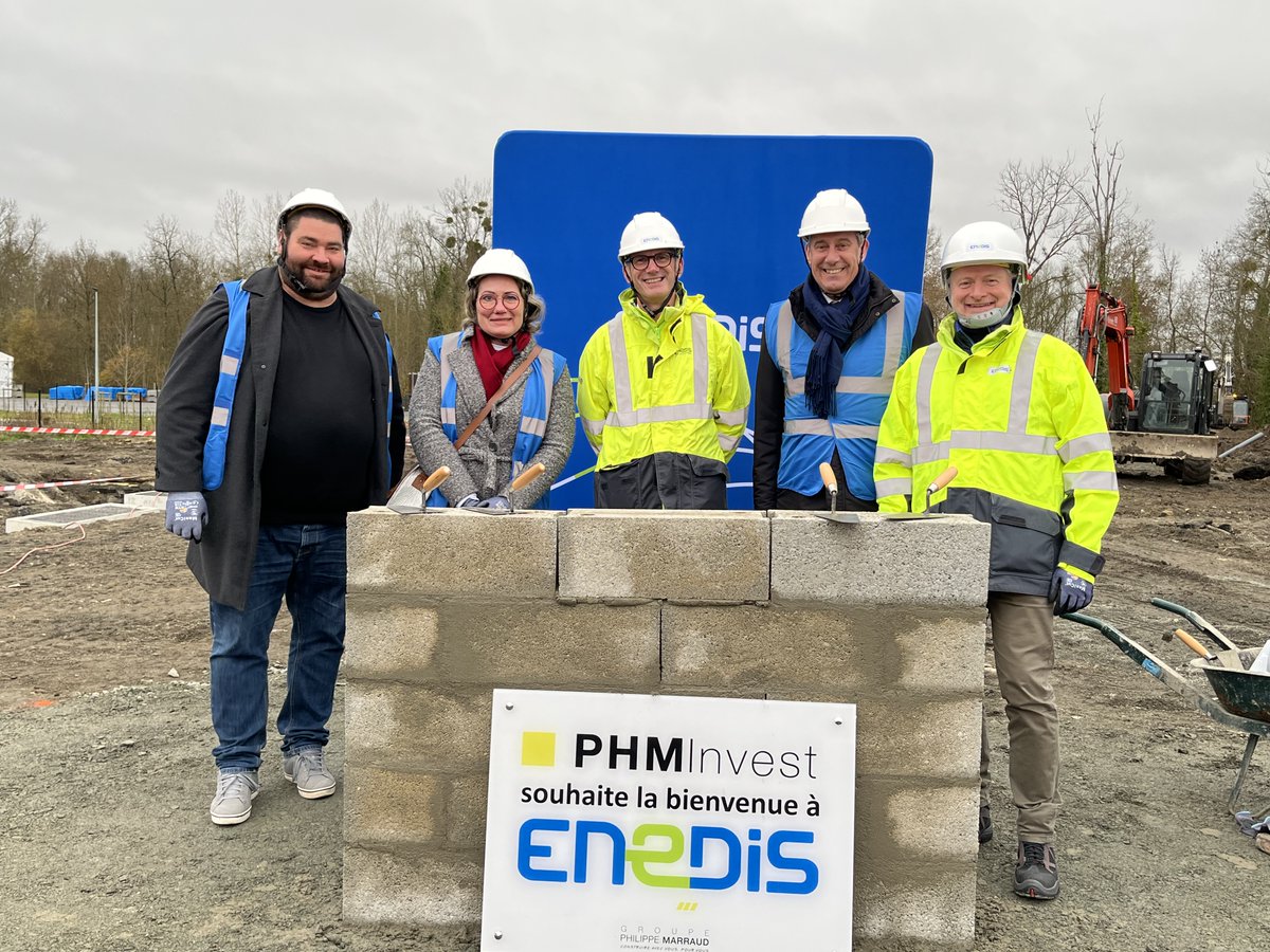 1ère pierre du futur site @Enedis de Beaumont-en-Véron (37), en présence d’élus, de prestataires et de salariés Enedis. Un projet en accord avec nos engagements #RSE et #QVT qui pérennise notre présence sur le territoire de @Chinon.