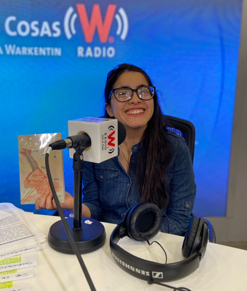 asilascosasw's tweet photo. #AlAire 🎙️La escritora @Noraamh, para presentarnos su primer novela “Flor de piel”, la maternidad desde una perspectiva diferente.

🎙️ @warkentin
#LaWYOtrasLetras🔴https://t.co/mt5UbfiKCc https://t.co/R9McGCFU6v