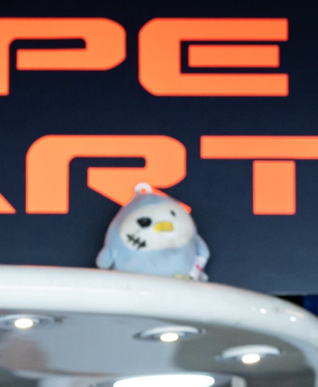 maeumchae's tweet photo. the penguin plushie keychain i gave pepe martí 😭😭 https://t.co/D84PK8PoWW