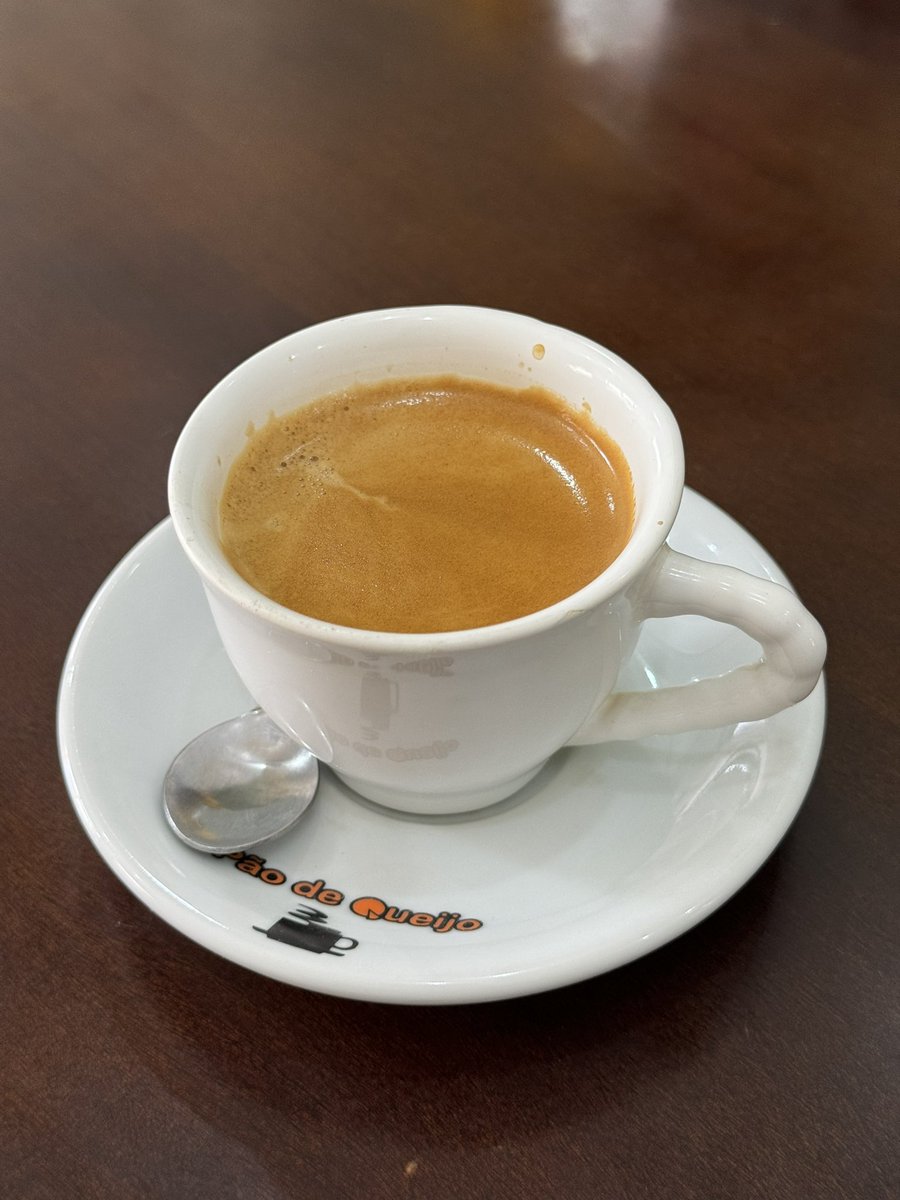 LITERATURAPM's tweet photo. 12:20 
um calor da prr e eu aqui tomando café e pensando.. https://t.co/BBf4uVg4ZE