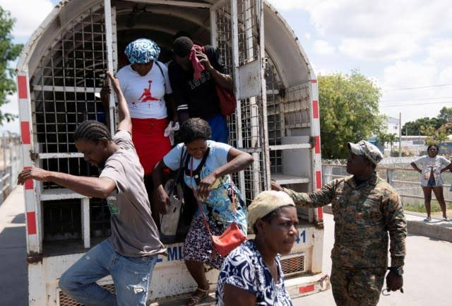patobonato's tweet photo. República Dominicana 🇩🇴

Me da mucha bronca ver como las élites corruptas de su gobierno están vendiendo su país.

La invasión ilegal de haitianos está siendo fomentada ! No es casualidad.

Quieren reemplazar a la población dominicana.

Probablemente uno de los casos más exagerados y de crecimiento acelerado !

Tengo una lista entera de reproducción hablando de esto 👇
https://t.co/yN17sDbYGW