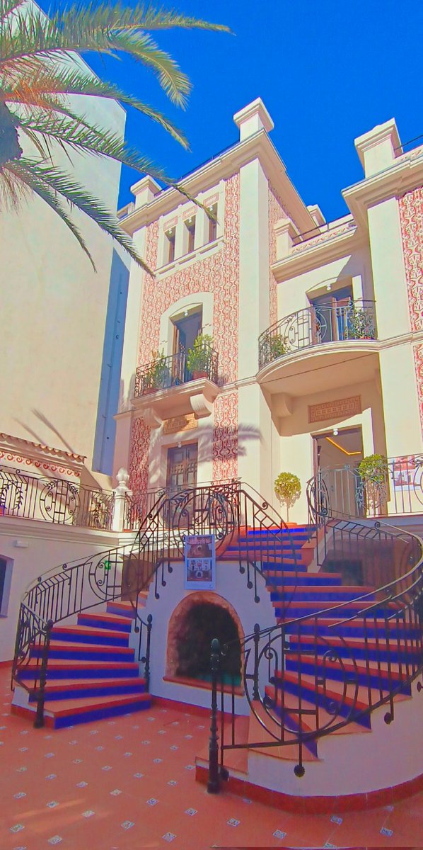 En 1999 la pisé por primera vez.

En 2006 fue la última vez que entramos y llegamos a pensar que jamás la volveríamos a ver.

Hoy, la casa histórica, de nuestra Ciudad y nuestra adolescencia, ha vuelto a nacer y la he podido volver a recorrer.

Recuerdos que sacan una sonrisa....