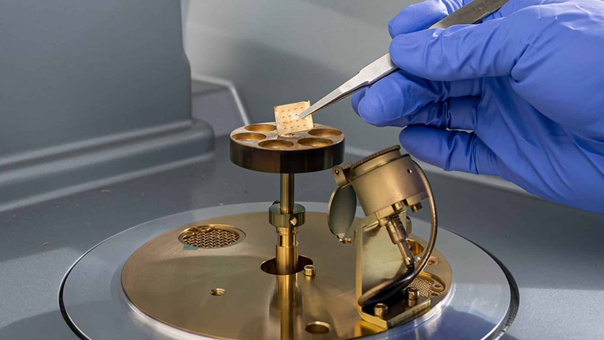 ahier's tweet photo. Researchers use AI to discover a record-breaking material for film capacitors 

https://t.co/JufHbDKxEg https://t.co/xYLIVpCrbQ