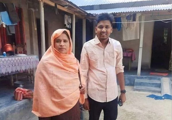 ATeam_1971's tweet photo. 🚨Shocking: Chhatra League Leader's Mother Killed During Prayer by Political Rivals. 

The victim, Arina Begum (45), was the wife of Abul Kalam. The incident occurred at night in the Kaliaganj area of Kajoldighi Kaliaganj Union. Upon receiving information, Boda police recovered the body and conducted a preliminary investigation before sending it to the Panchagarh Modern Sadar Hospital morgue for an autopsy. The victim's family is reportedly preparing to file a case.

According to local sources, Arina Begum was performing her Esha prayers at home when assailants entered and repeatedly struck her on the head with sharp weapons. She collapsed to the ground, bleeding heavily. Later that night, her husband, Abul Kalam, returned from the local market to find her lying in a pool of blood. His cries for help brought neighbors rushing to the scene. 

The victim's son, Wahed Zaman Amit, is the president of the Kajoldighi, Kaliaganj Union Student League. Since the government changed on August 5, Wahed has reportedly been unable to stay at home due to political tensions. 

Boda Police Station Officer-in-Charge (OC) Azim Uddin stated, "After receiving information, we visited the scene. The preliminary investigation shows multiple injuries on the victim's head inflicted by sharp and pointed weapons. We have sent the body for an autopsy."

#BangladeshCrisis 

@albd1971 
@sajeebwazed 
@SushantaDGupta 
@saddam1971 
@avarakai 
@imSujanDatta
@UtsavSanduja
@TheDavidBergman
@Chellaney
@VatsRishap
@SuvenduWB
@MamataOfficial
@mayukhrghosh
@RadharamnDas
@bdwatch2024
@John_Rossomando 
@CJBdingo25 
@centerofright
@CestMoiz
@treeni
@sreejit_d
@Spectrumglobal_  
@MeghUpdates 
@pakistan_untold
@INSIGHTUK2
@sreemoytalukdar
@BattaKashmiri
@ShefVaidya
@KanchanGupta
@SaffronSunanda
@AskAnshul
@total_woke_ 
@theskindoctor13
@rishibagree 
@imSujanDatta 
@SanUvacha
@agrdhiraj
@ramana1729