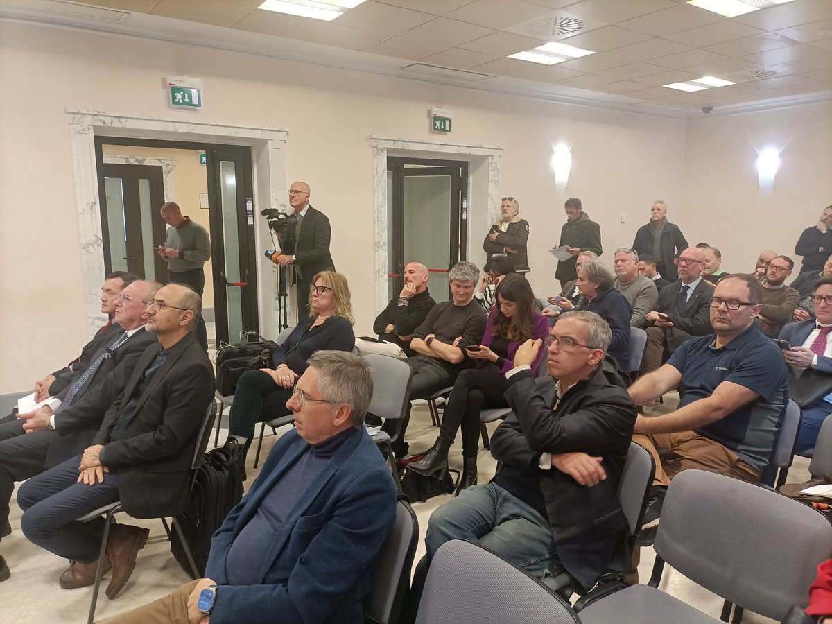 CeSEMS's tweet photo. Altre immagini dal convegno in corso a Roma, "No all'escalation del conflitto in Ucraina. I popoli europei vogliono la pace".

#Ucraina #cesem https://t.co/F12deYSfyT