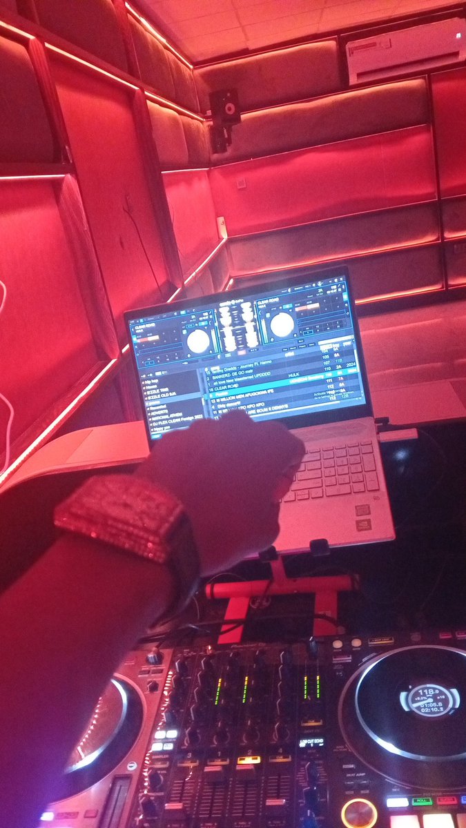 djmars_a's tweet photo. @_officialflyboi 
@DJHULk_ 
This song is a bomb ...playing now at echo 100.7fm owerri....DJMARS is ur dj https://t.co/gdLw8ctoEb