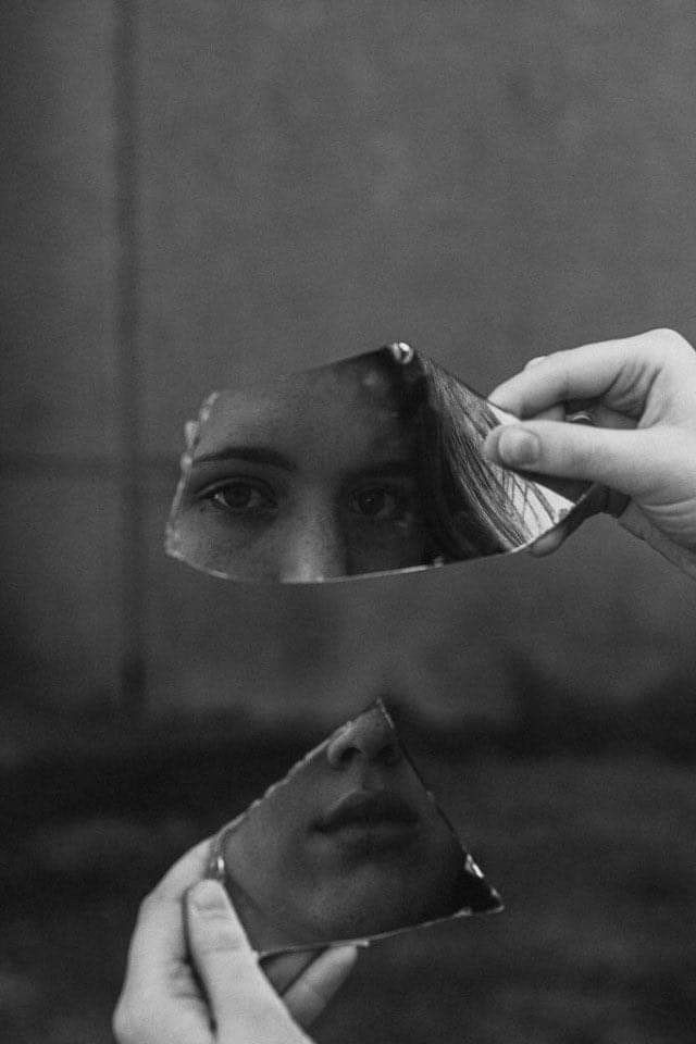 Paradoxical_Sr's tweet image. মানুষকে চিনতে আয়নার দরকার হয় না। একটা খারাপ সময়ই যথেষ্ট... সবার আসল চেহারা তখনই প্রকাশ পায়।

যখন জীবন থমকে দাঁড়ায়, যখন সবকিছু এলোমেলো হয়ে যায়, তখন বোঝা যায় কে সত্যিকারের আপন, আর কে শুধু ভালো সময়ের সঙ্গী।
যে মানুষটি সুখের সময় হাততালি দেয়, সেই মানুষই দুঃসময়ে মুখ…