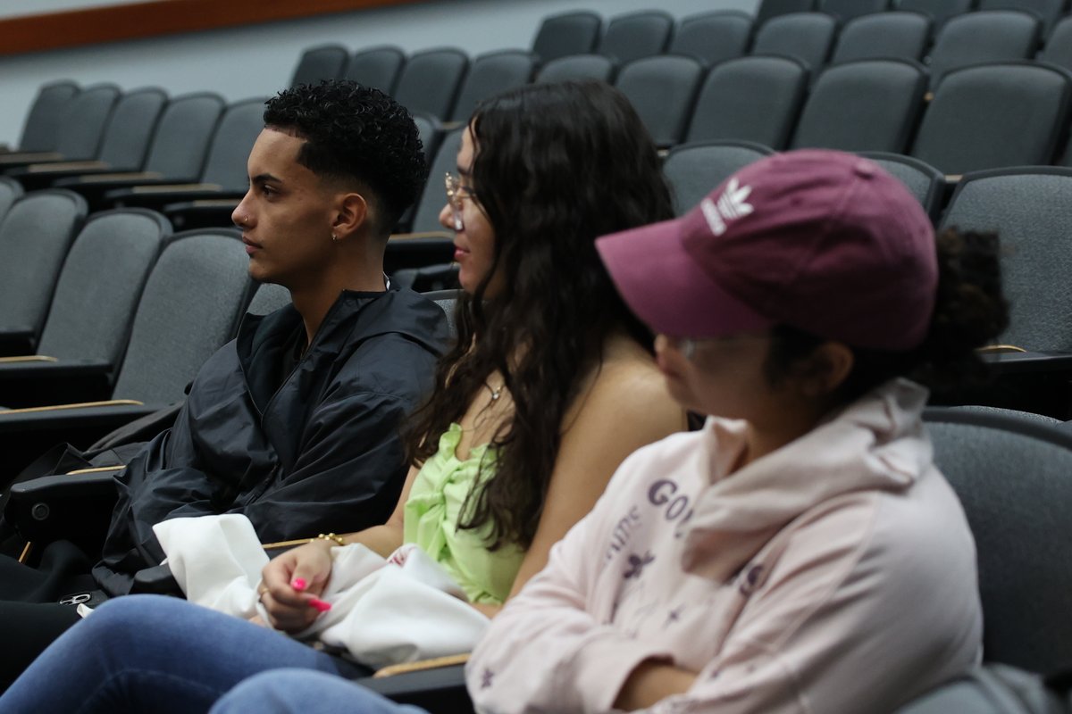 UPRHComunica's tweet photo. El grupo de cuarto año del bachillerato en Ciencias Sociales con Investigación-Acción Social (INAS) llevó a cabo ayer el Coloquio de Geografía del Deporte: Pespectivas Desde México y Puerto Rico. El evento se llevó a cabo en el anfiteatro de Ciencias Administrativas y contó con la participación virtual de docentes del Colegio de Geografía de la Universidad Nacional Autónoma de México (UNAM). La Dra. María Verónica Ibarra, el Dr. Dante Guillermo Celis y el Dr. Jonathan Montero de la UNAM, se unieron desde la virtualidad para realizar un diálogo sobre Deporte y Sociedad junto al Dr. Rafael Díaz Torres de la Universidad de Puerto Rico en Humacao. El evento se suma a otras colaboraciones que el Departamento de Ciencias Sociales de la UPRH realiza junto al Colegio de Geografía de la UNAM desde abril de este año.

#SiempreBúhos